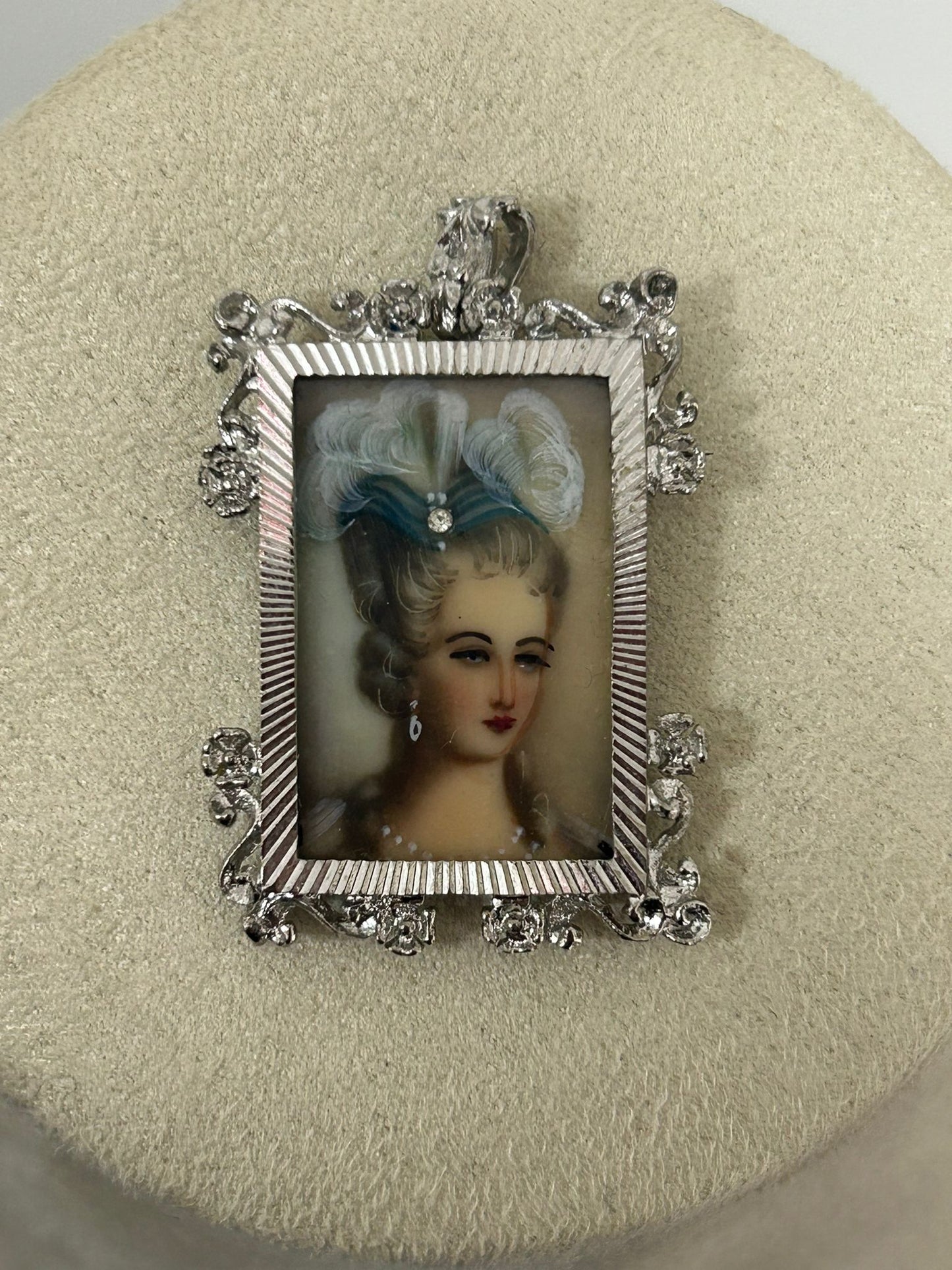 Pendente in Arg.800 con miniatura dentro cornice cesellata