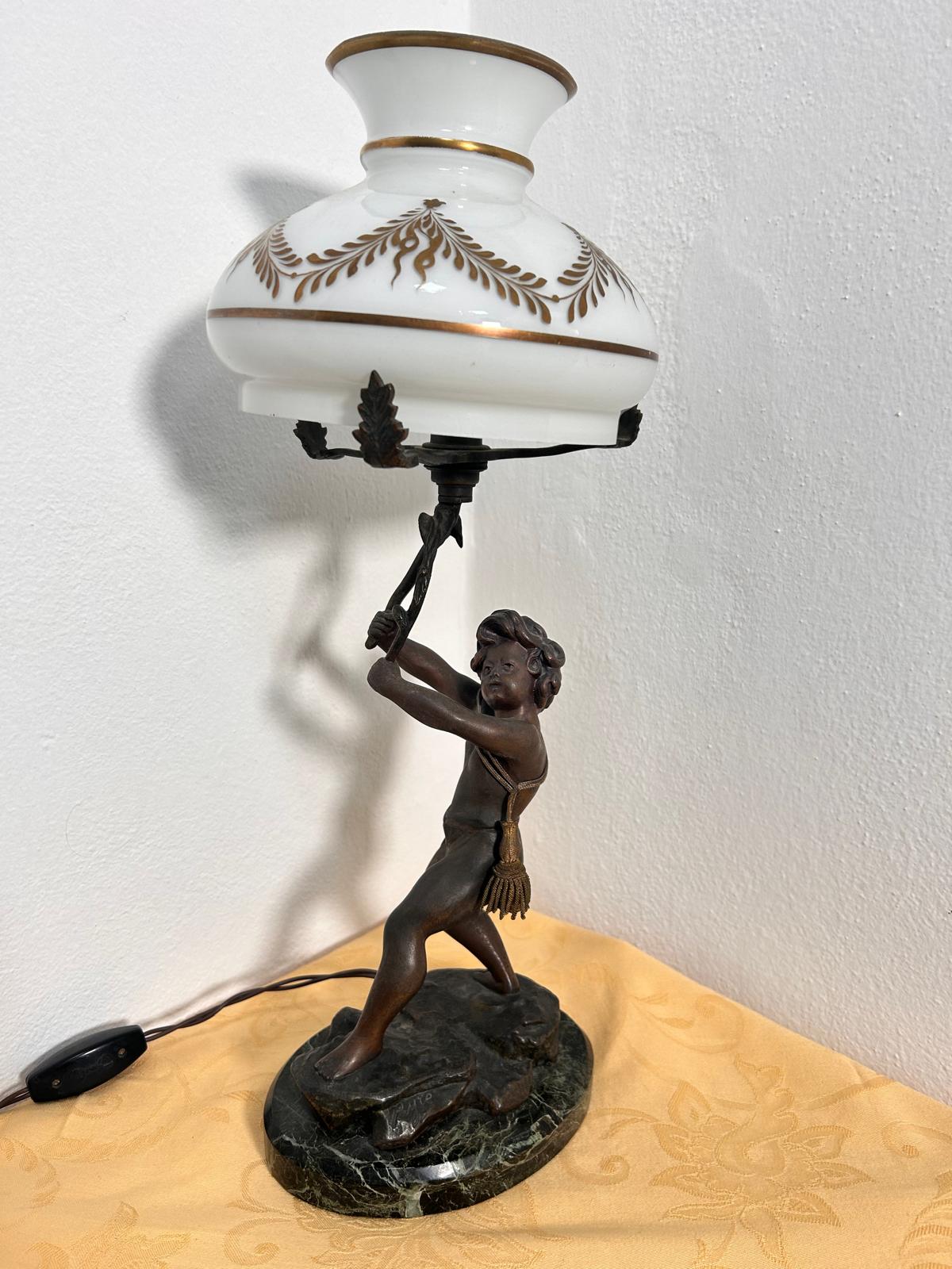 Lampada scultura in bronzo firmata. Epoca liberty. Inizio '900