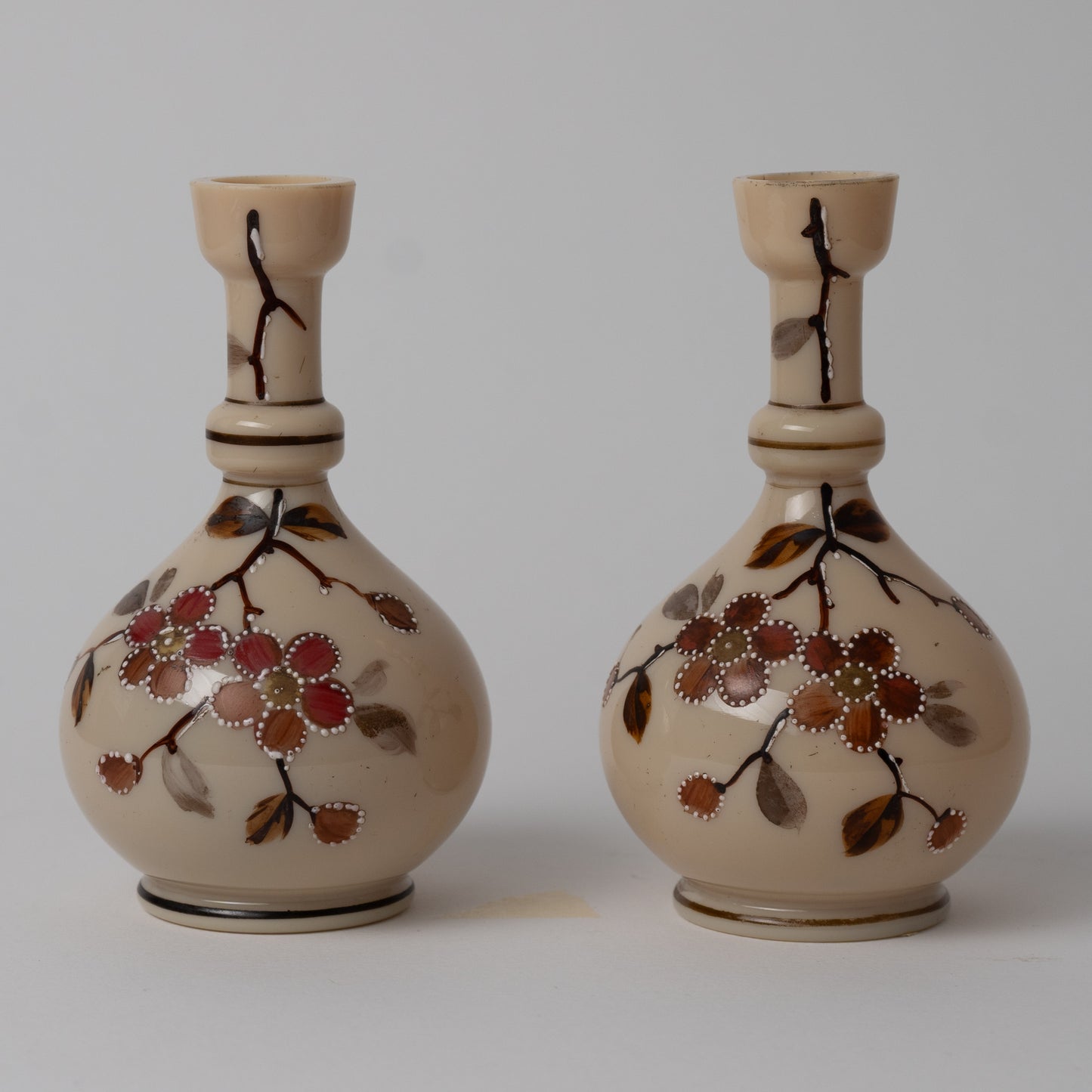 Coppia di Vasetti Opaline vittoriani fondo beige e motivi floreali