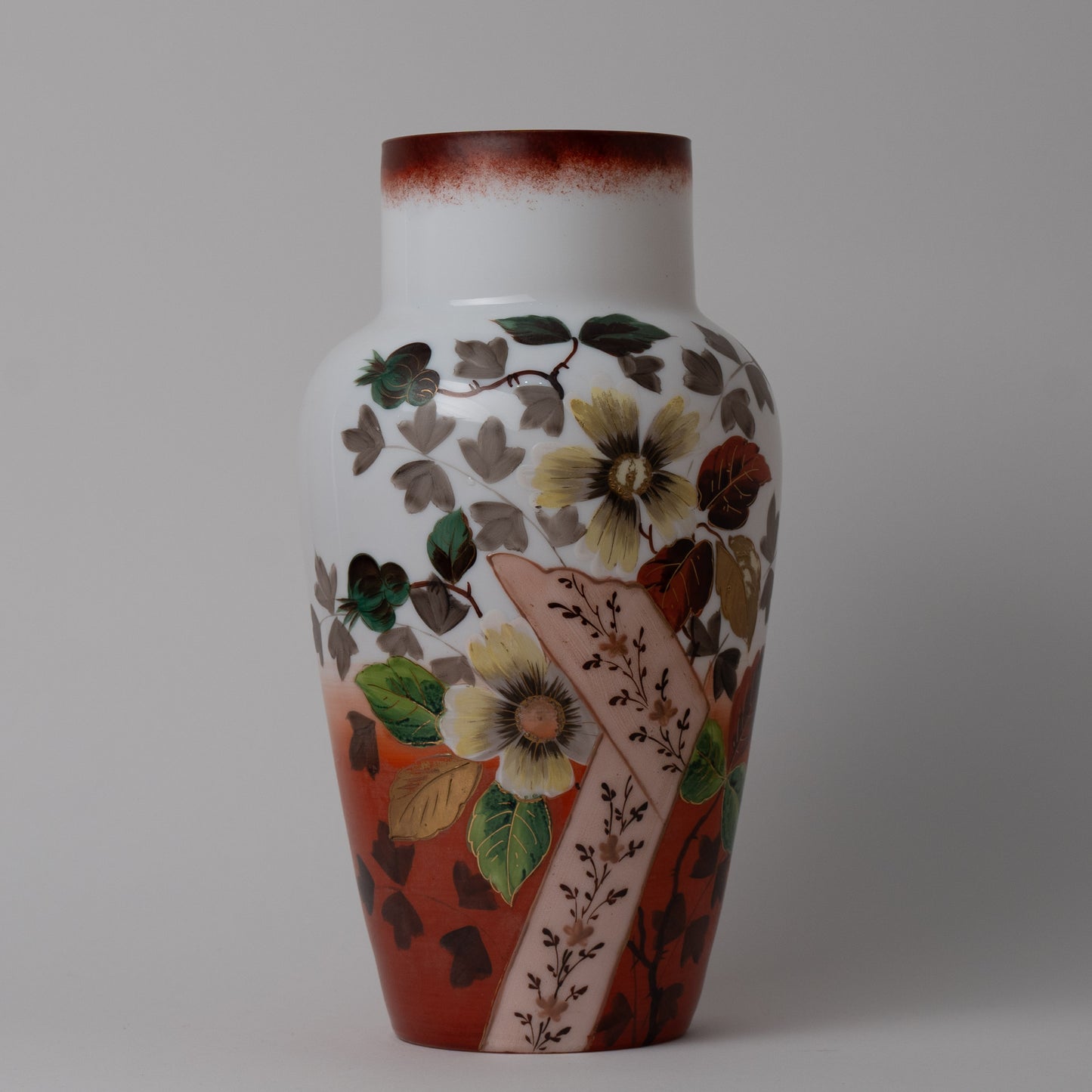 Vaso in opaline epoca vittoriana con motivi floreali e vegetali