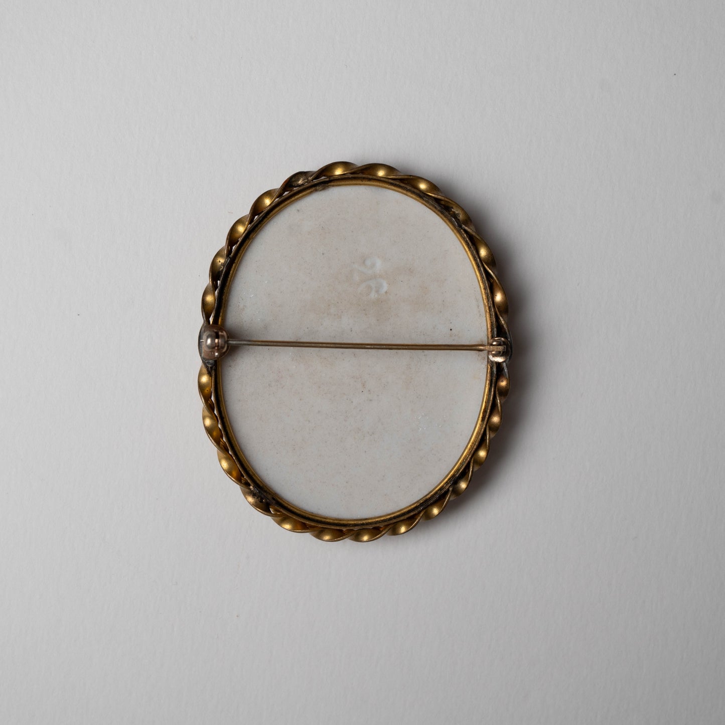 Spilla Vittoriana con miniatura su porcellana epoca XIX° sec.