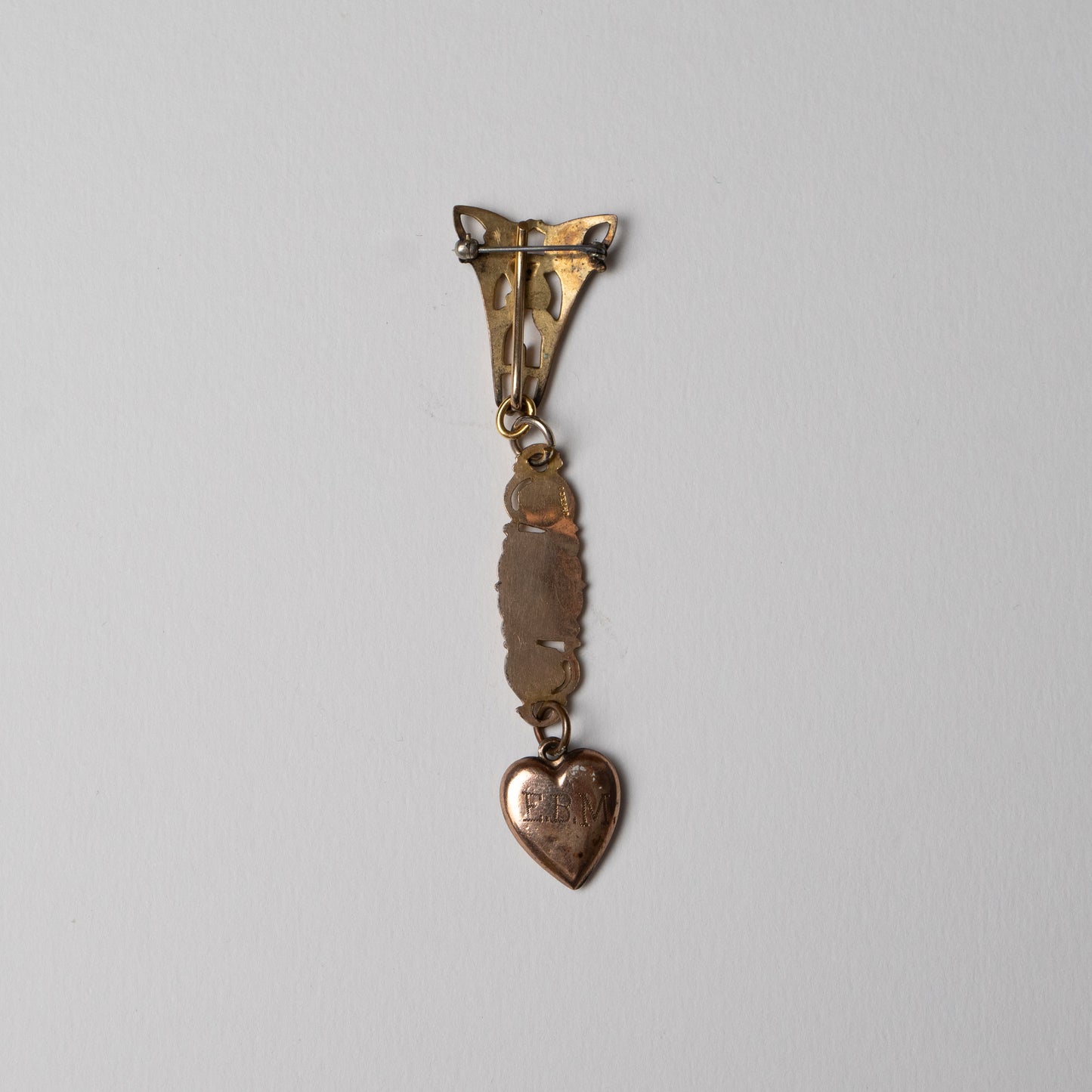 Chatelaine Vittoriana in pinchbeck con cuore epoca XIX° sec.