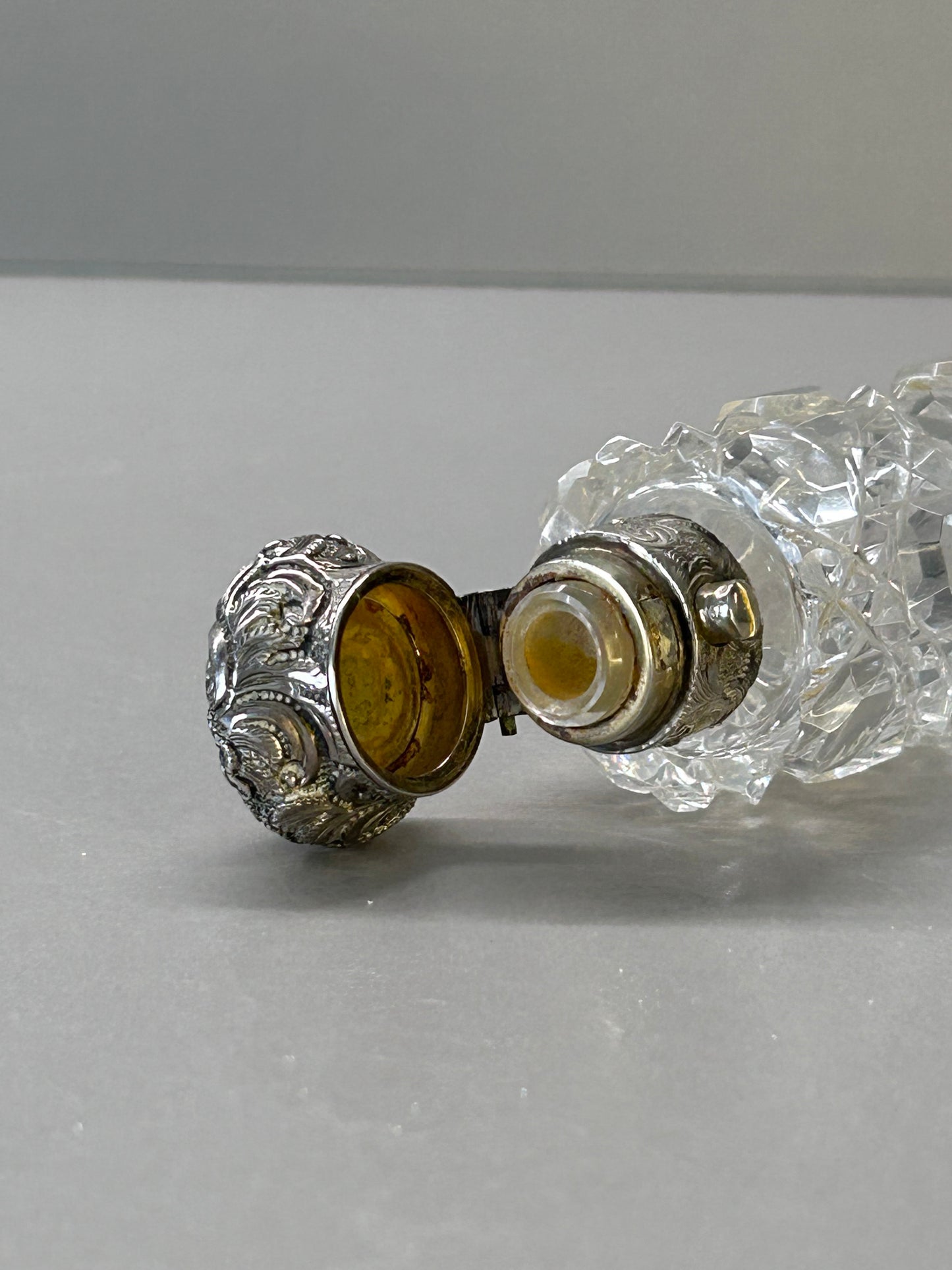 Portaprofumo vittoriano in argento e cristallo. Inghilterra XIX sec.
