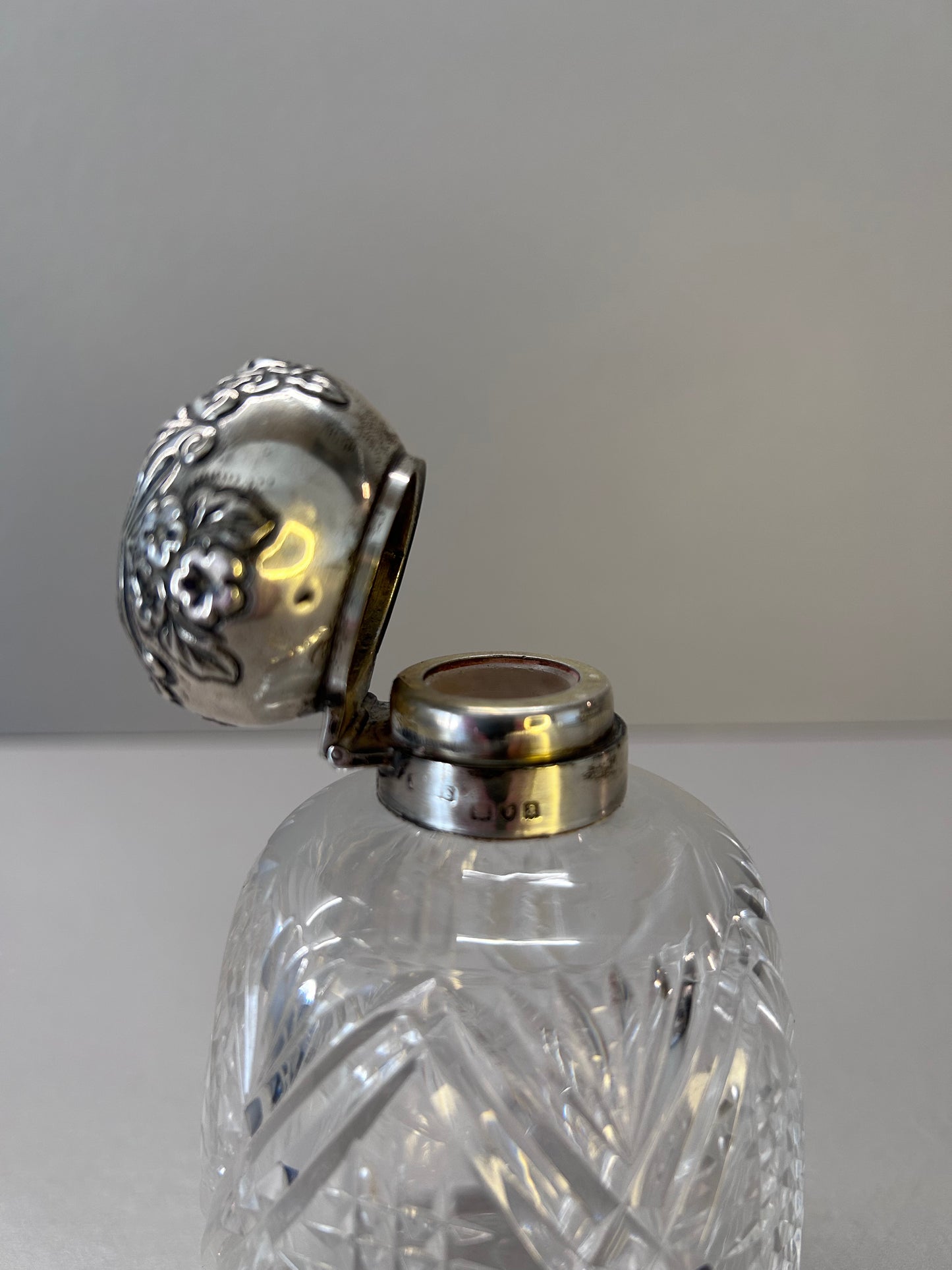 Bottiglia porta profumo in cristallo intagliato e argento sterling 925 vittoriana. Londra 1896