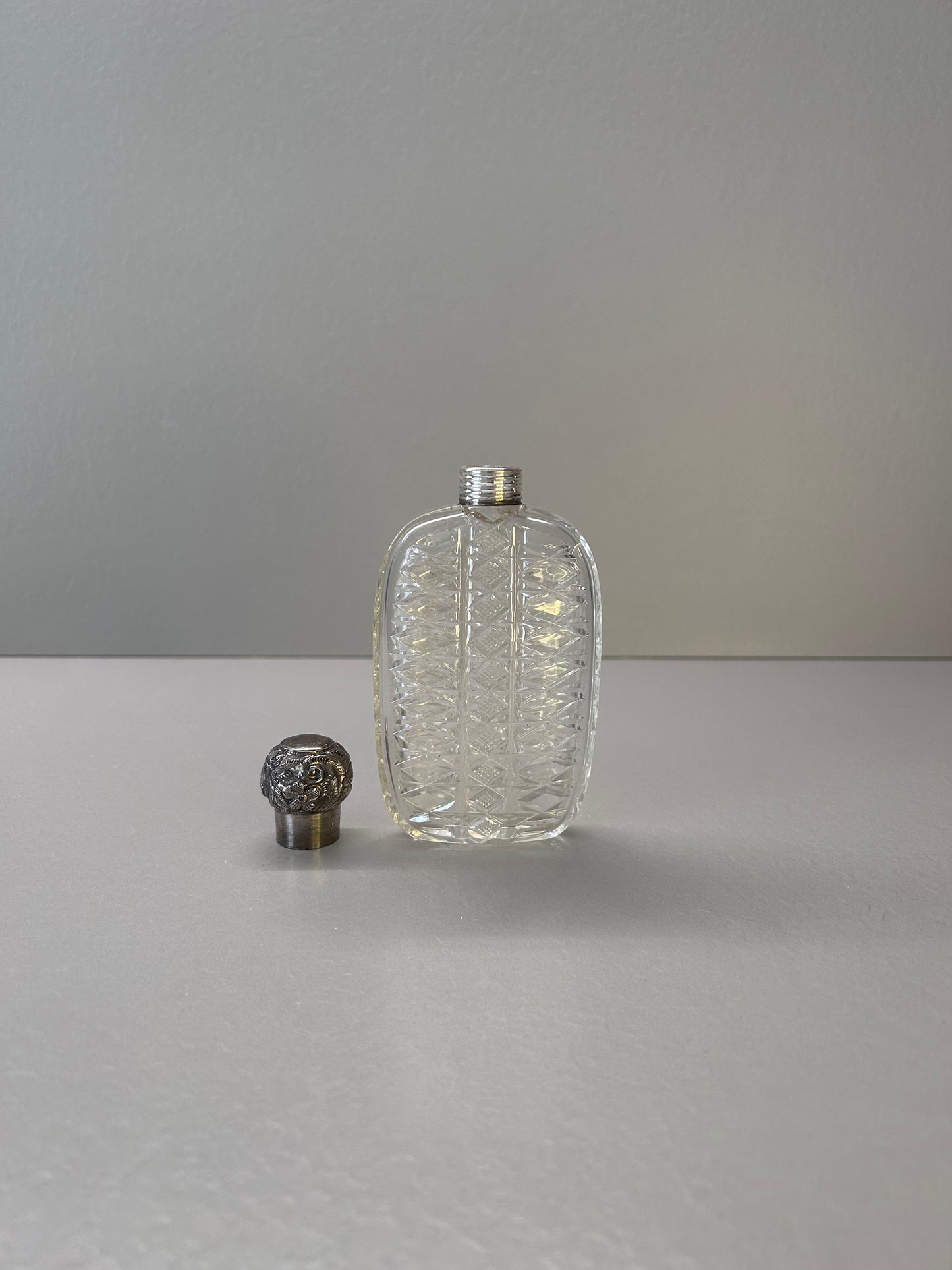 Bottiglia cristallo inciso e argento sterling 925. Miller & Bros. Birmingham inizio’ 900