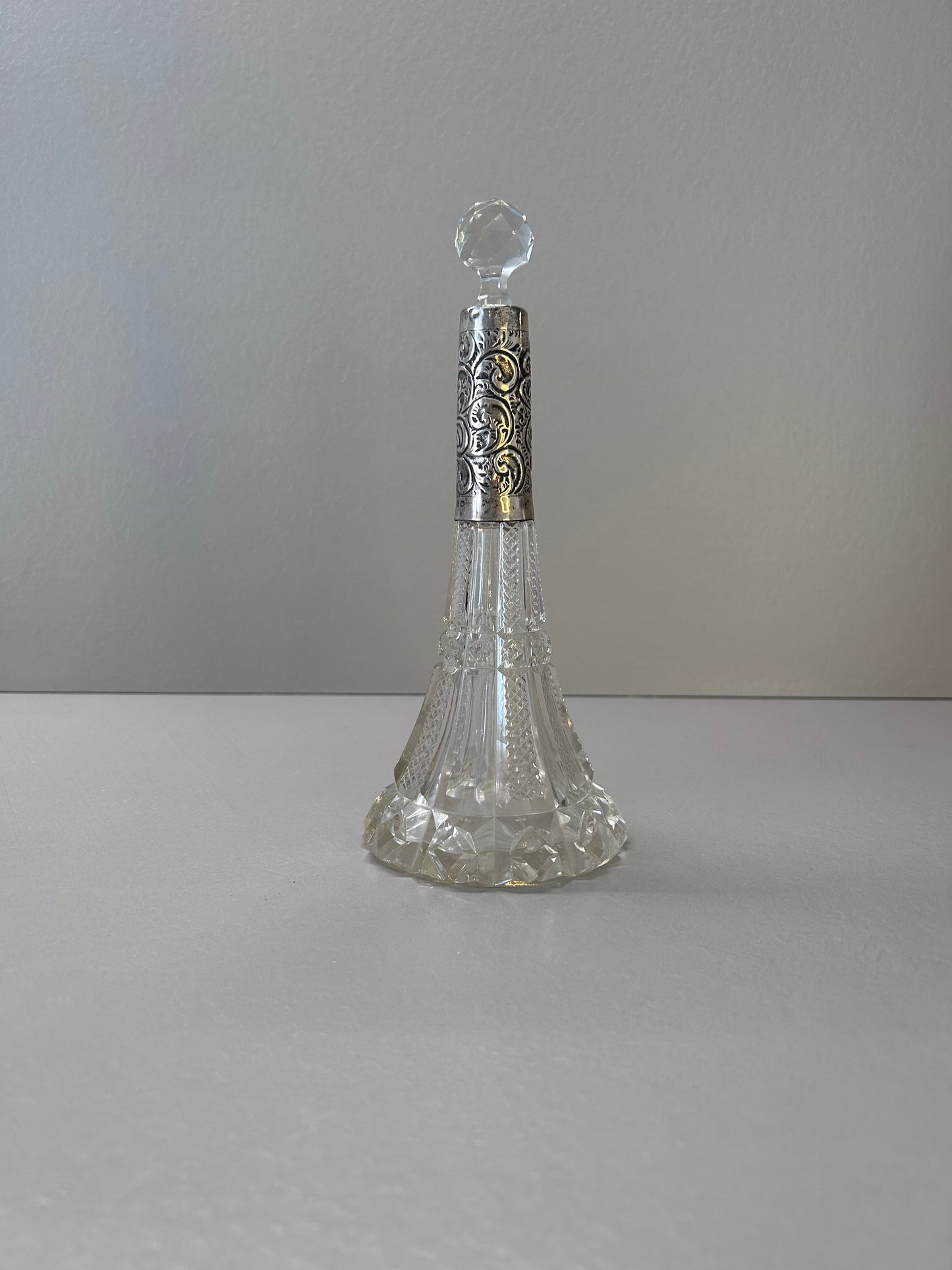 Bottiglia porta profumo cristallo inciso e argento sterling. Birmingham 1899