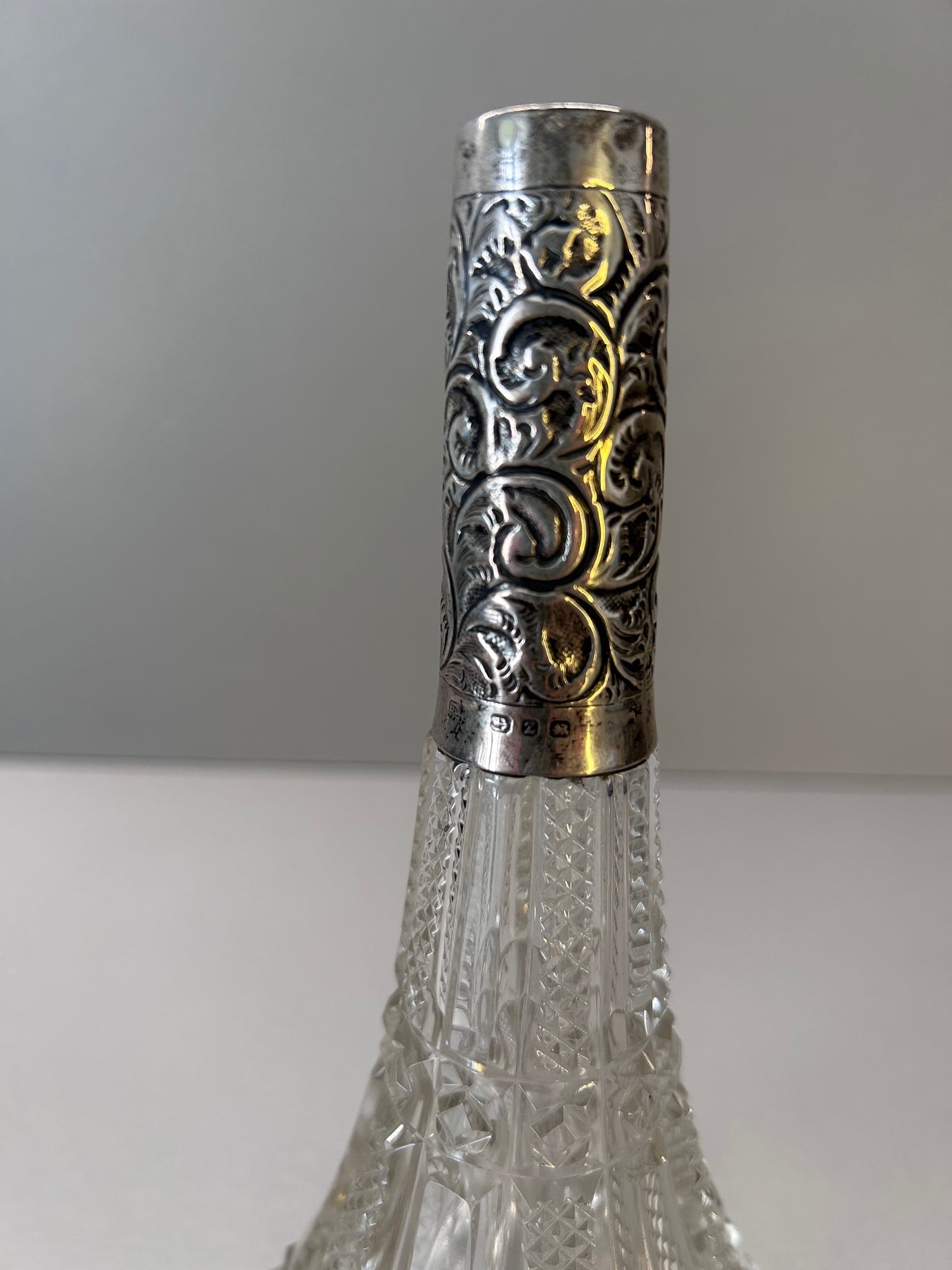 Bottiglia porta profumo cristallo inciso e argento sterling. Birmingham 1899