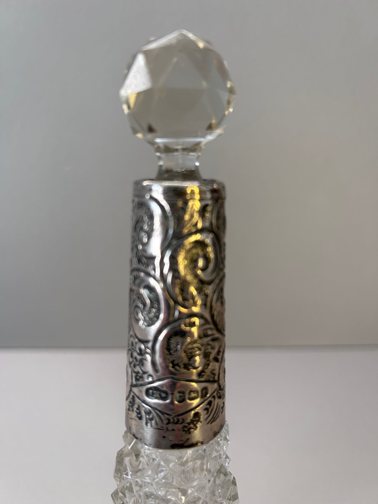 Bottiglia porta profumo vittoriana in cristallo e argento sterling. Birmingham 1901