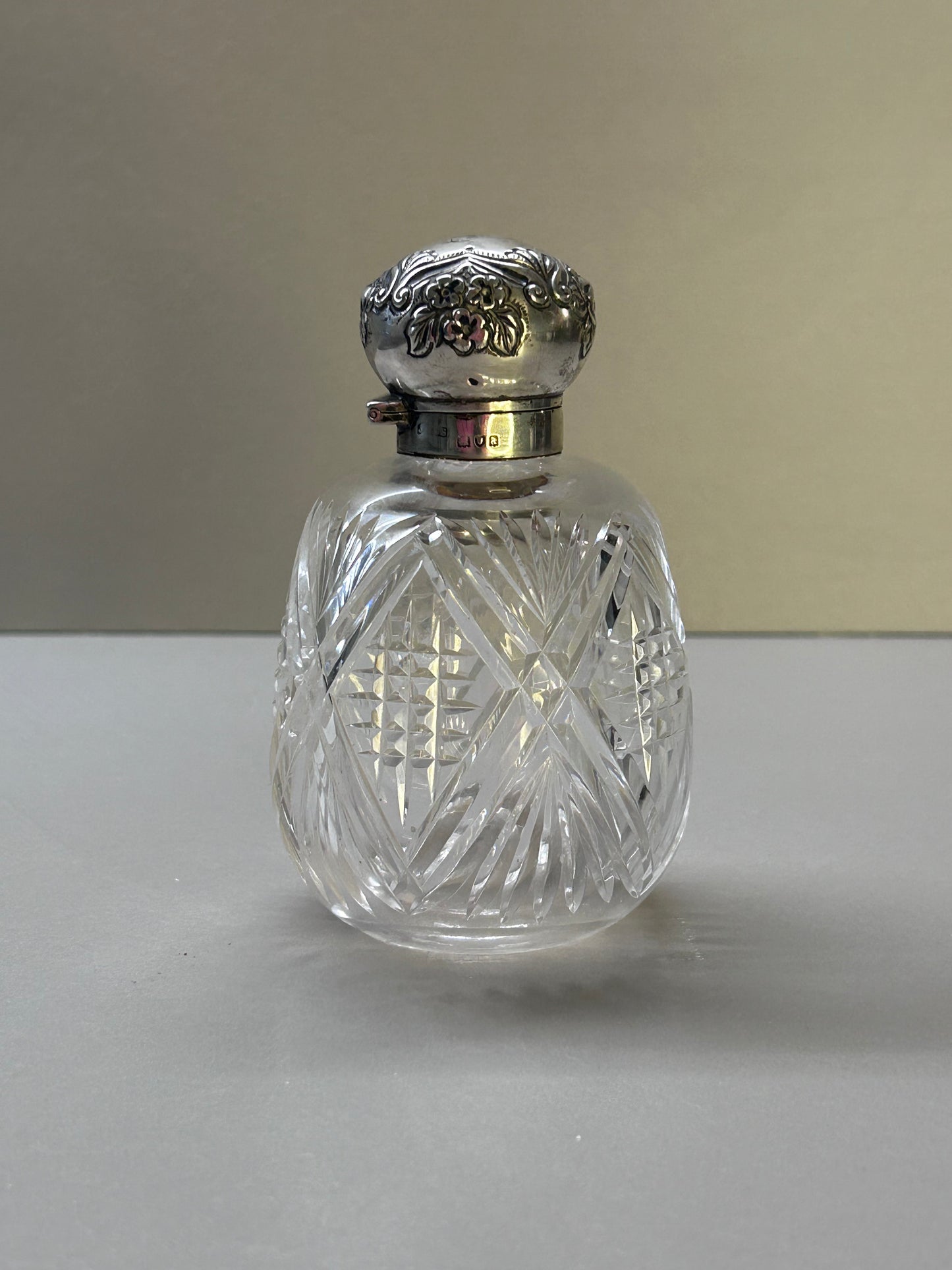 Bottiglia porta profumo in cristallo intagliato e argento sterling 925 vittoriana. Londra 1896