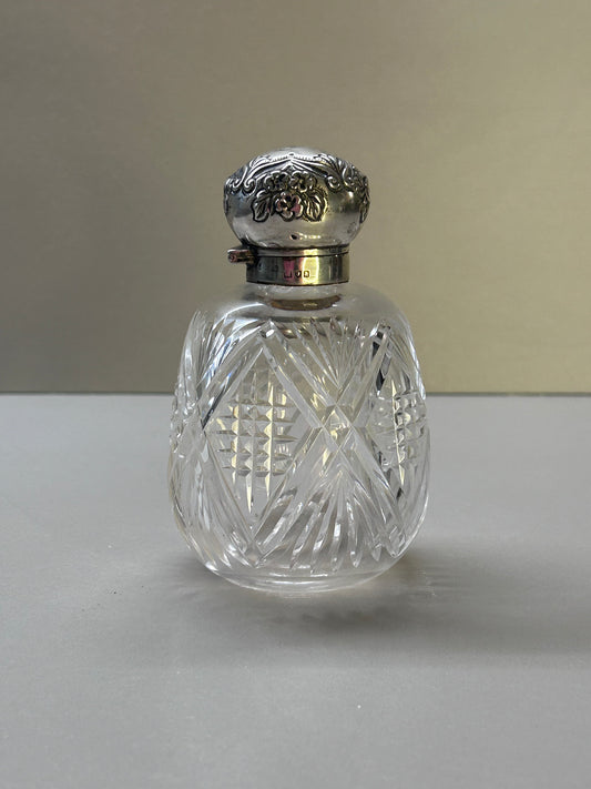 Bottiglia porta profumo in cristallo intagliato e argento sterling 925 vittoriana. Londra 1896