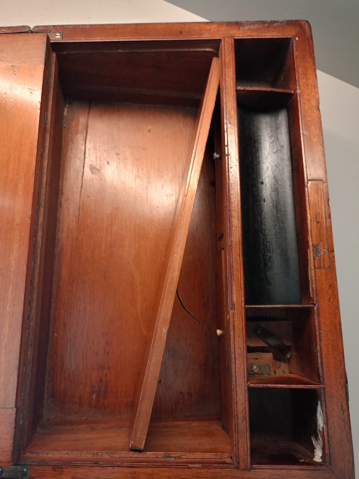 Scrittoio da viaggio con scomparti segreti XIX secolo