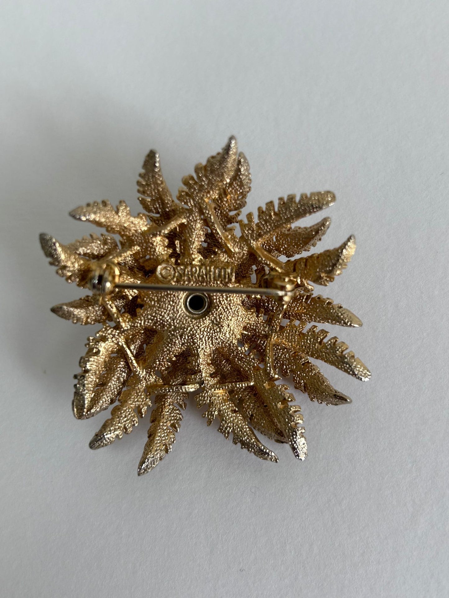 Spilla serie "Cosmopolitan" firmata Sarah Coventry. Bijoux Vintage 1969