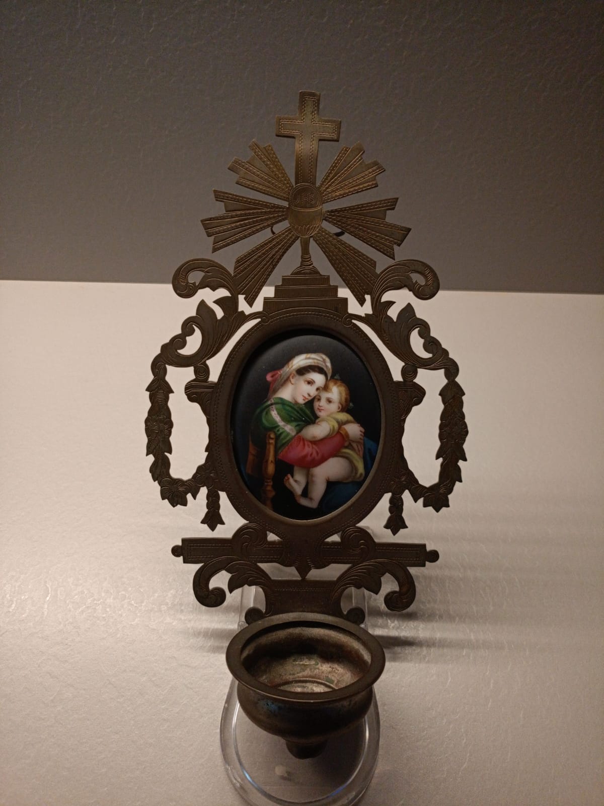 Acquasantiera con miniatura Madonna della Seggiola