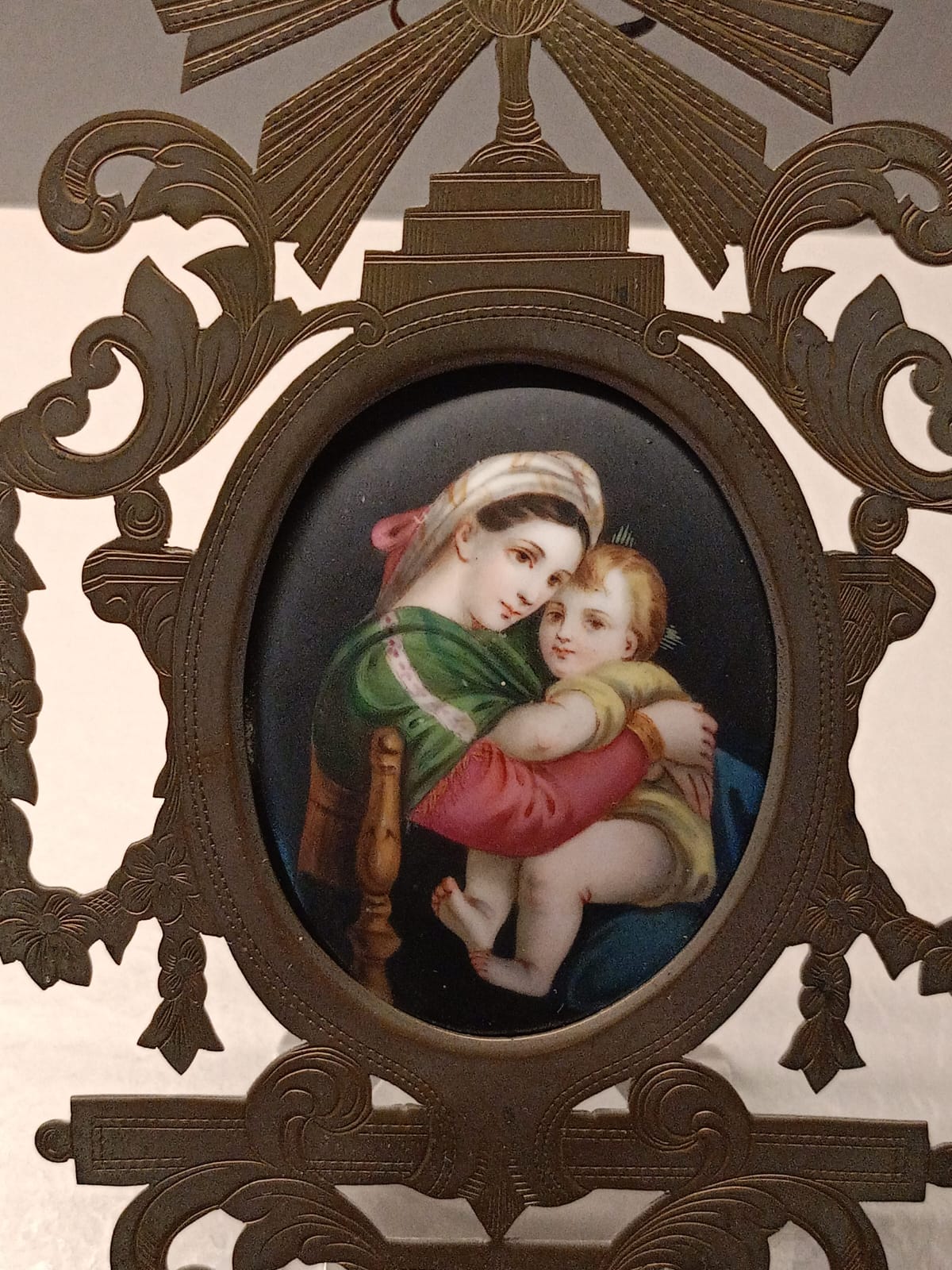 Acquasantiera con miniatura Madonna della Seggiola