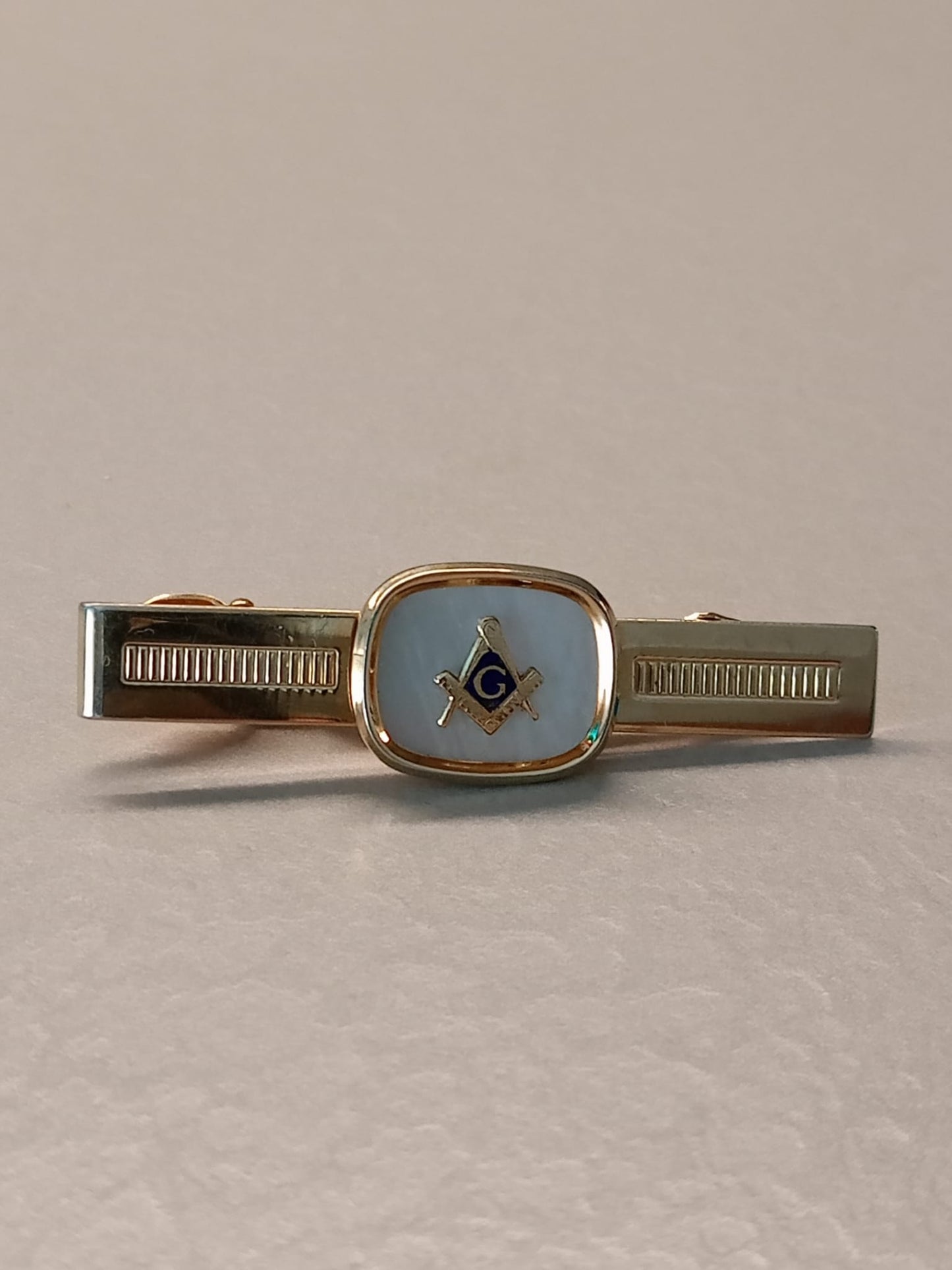 Fermacravatta massonico dorato madreperla