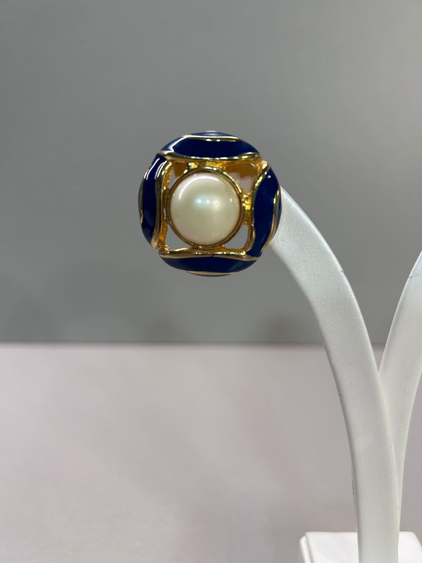Orecchini smalto blu e perla Vintage. Bijoux Americani Anni '80
