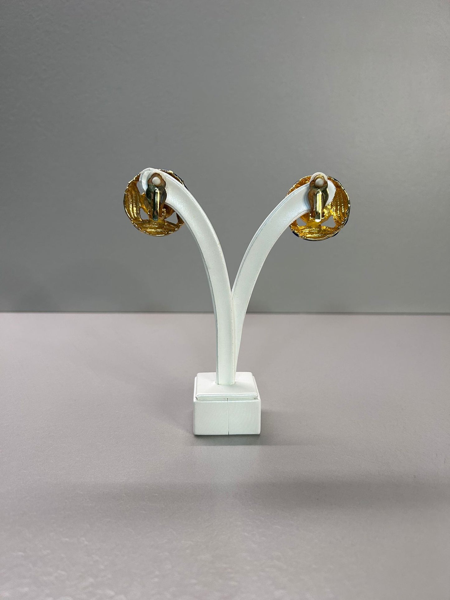 Orecchini smalto blu e perla Vintage. Bijoux Americani Anni '80