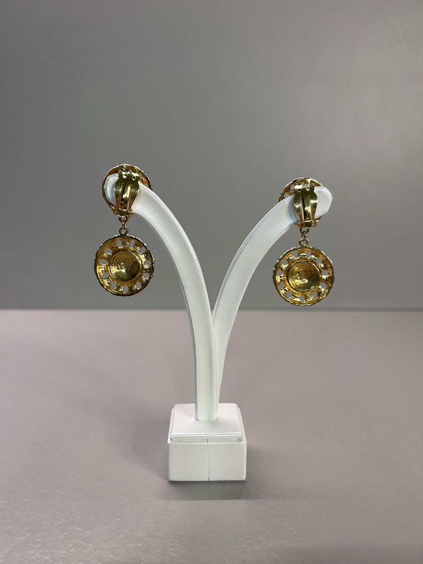 Orecchini dorati e smalti blu cabochon Vintage. Bijoux Americani Anni '80