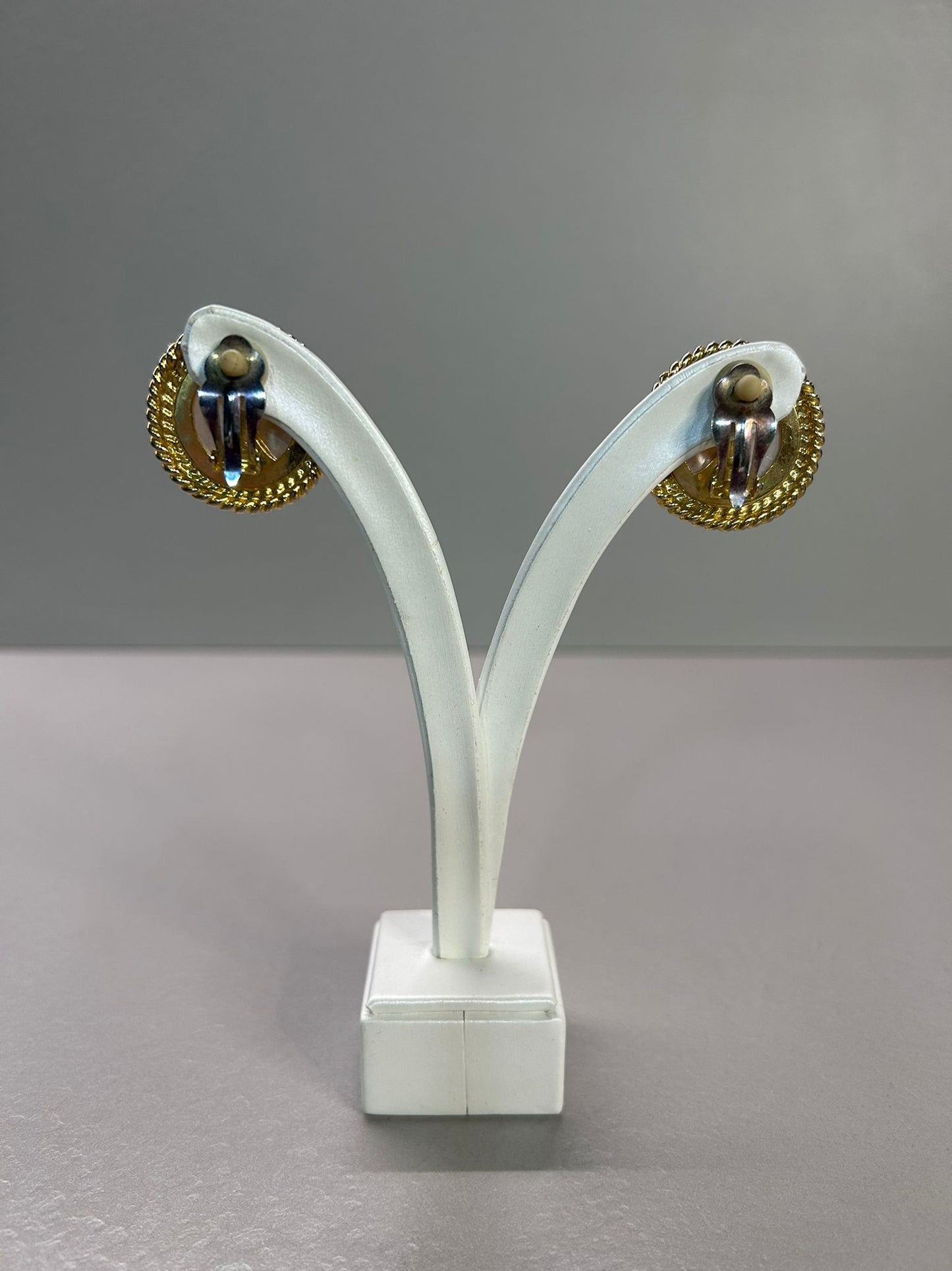 Orecchini dorati e perla Vintage. Bijoux Americani Anni '80