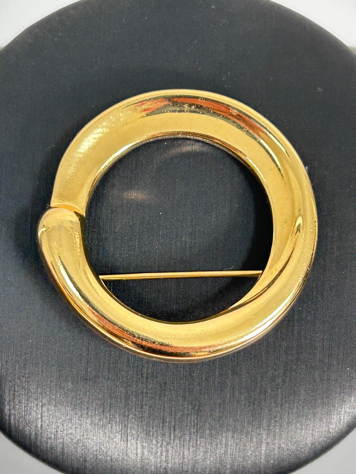 Spilla circolare firmata Monet. Bijou Vintage 1980