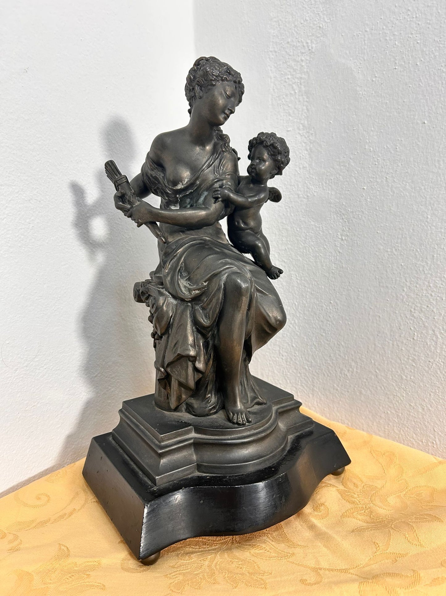 Scultura "Artemide sequestra l'arco a Cupido" Francia XIX sec.