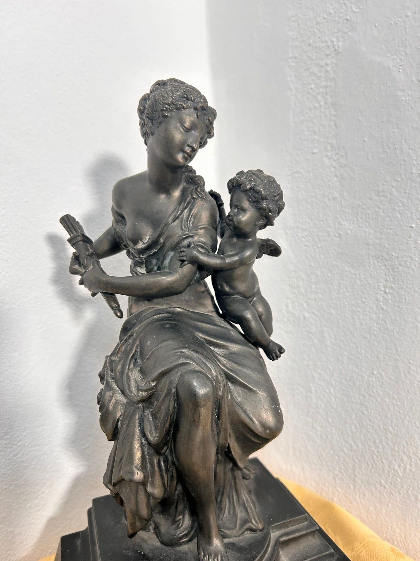 Scultura "Artemide sequestra l'arco a Cupido" Francia XIX sec.