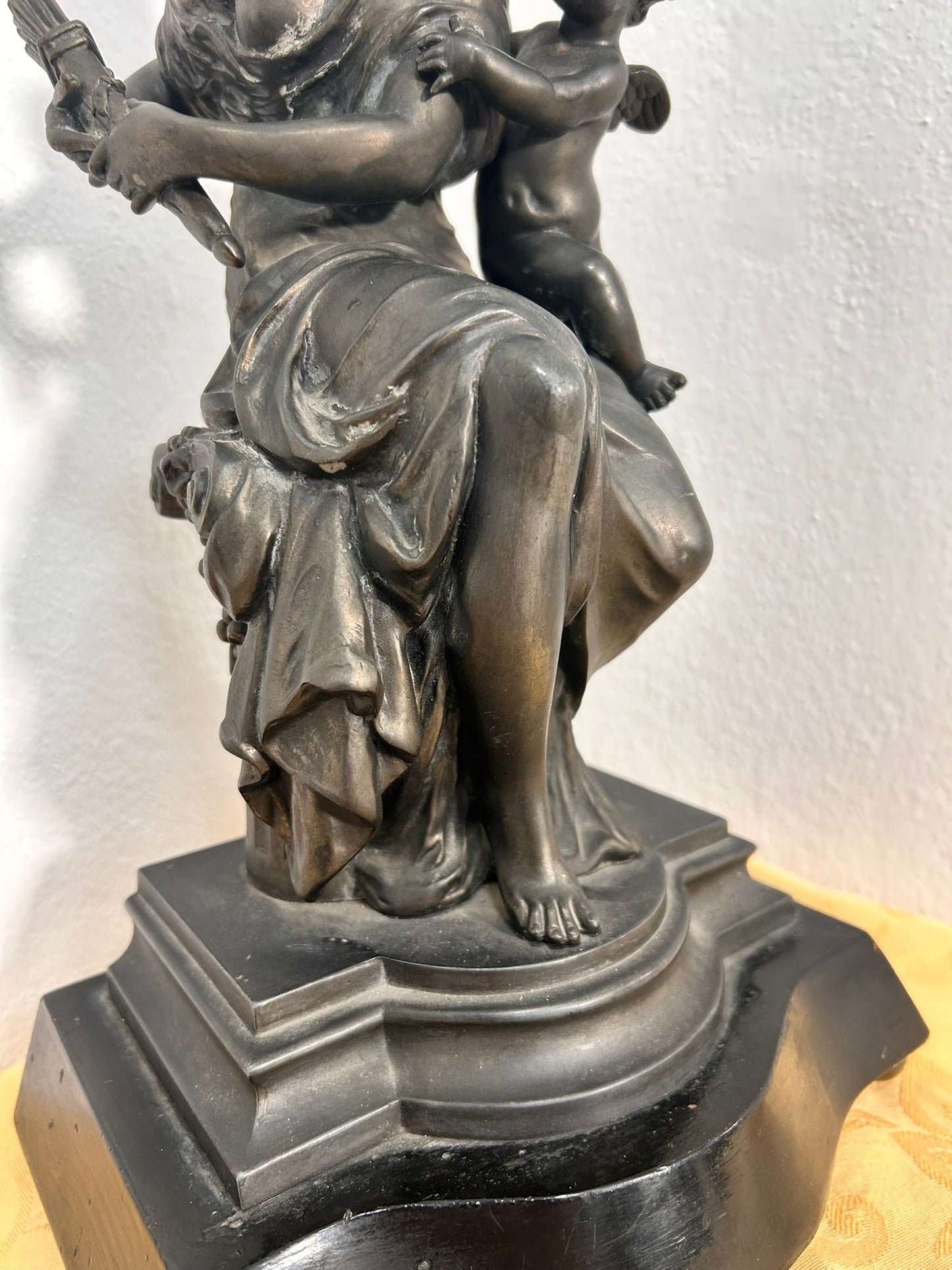 Scultura "Artemide sequestra l'arco a Cupido" Francia XIX sec.