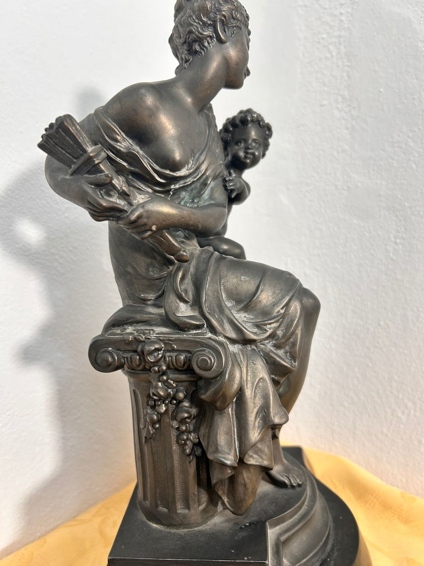 Scultura "Artemide sequestra l'arco a Cupido" Francia XIX sec.