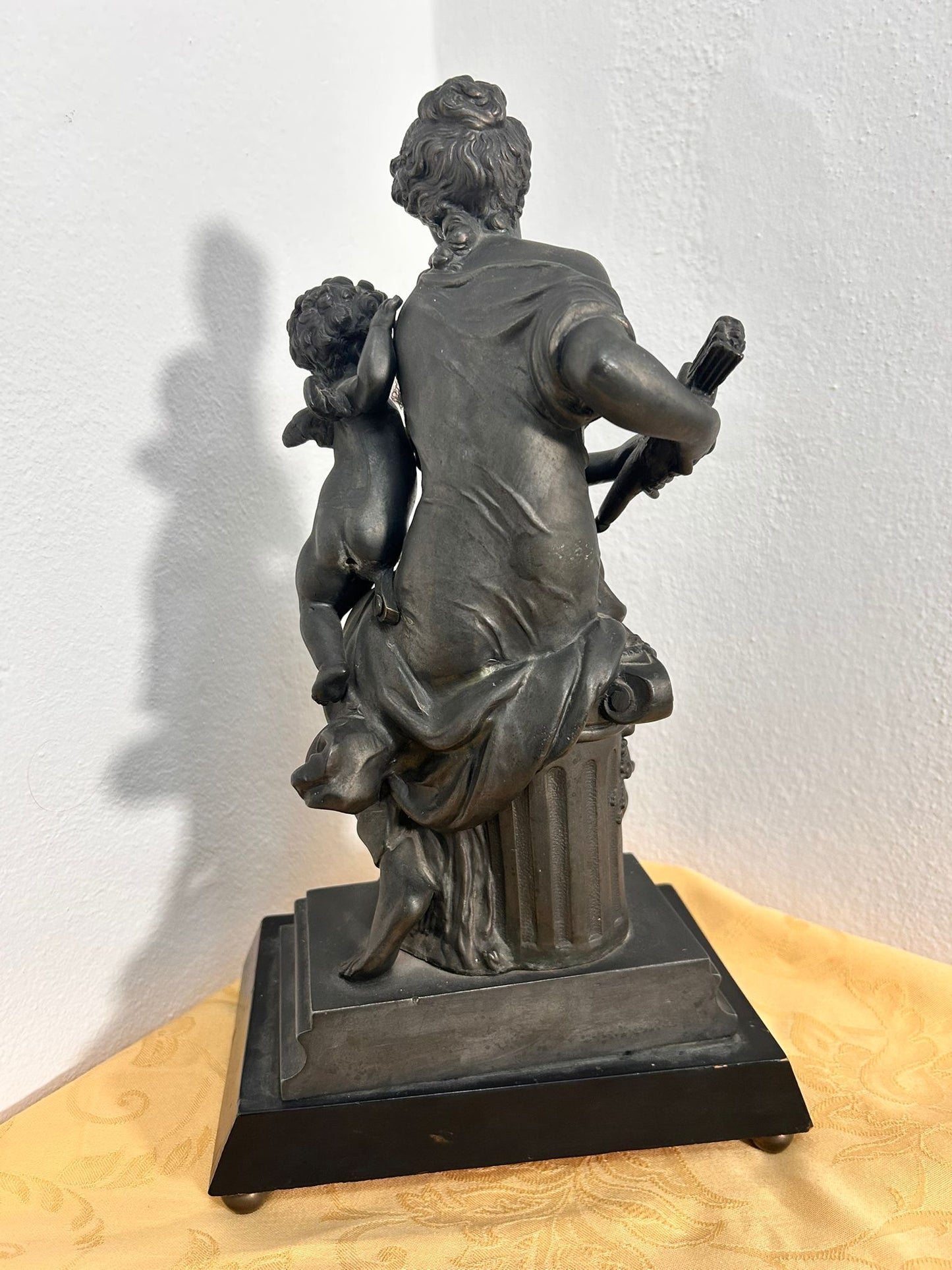 Scultura "Artemide sequestra l'arco a Cupido" Francia XIX sec.