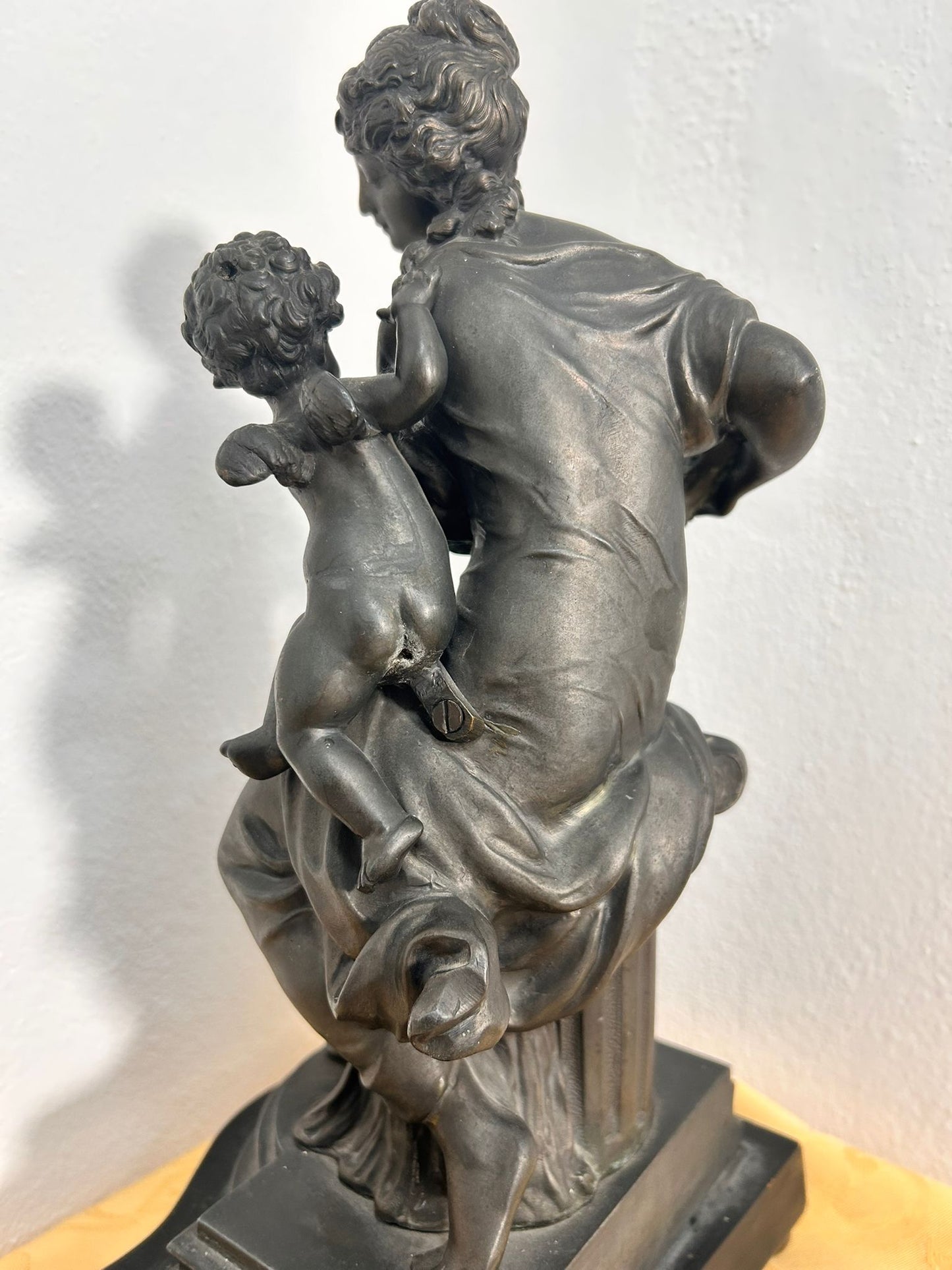 Scultura "Artemide sequestra l'arco a Cupido" Francia XIX sec.
