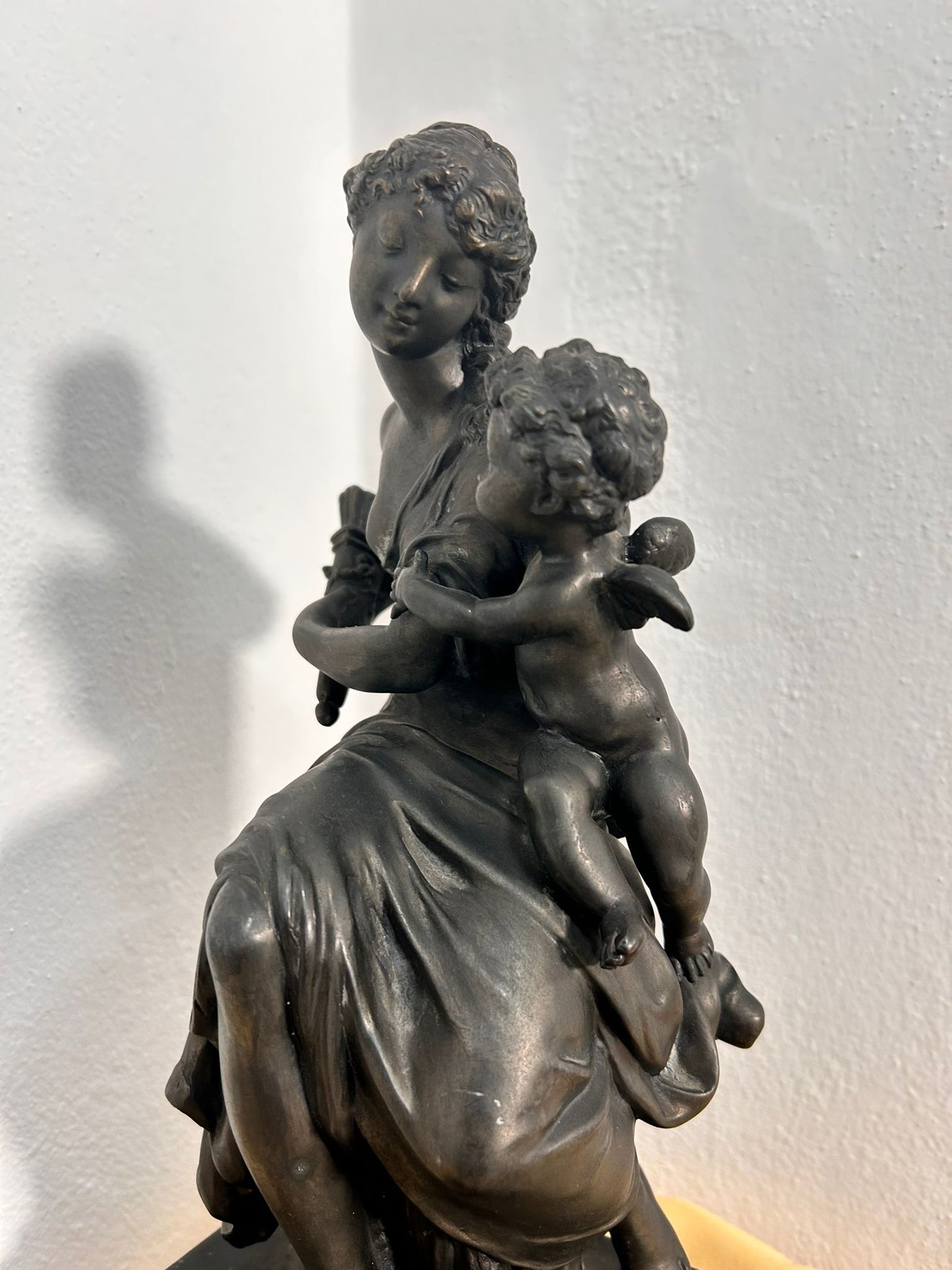 Scultura "Artemide sequestra l'arco a Cupido" Francia XIX sec.