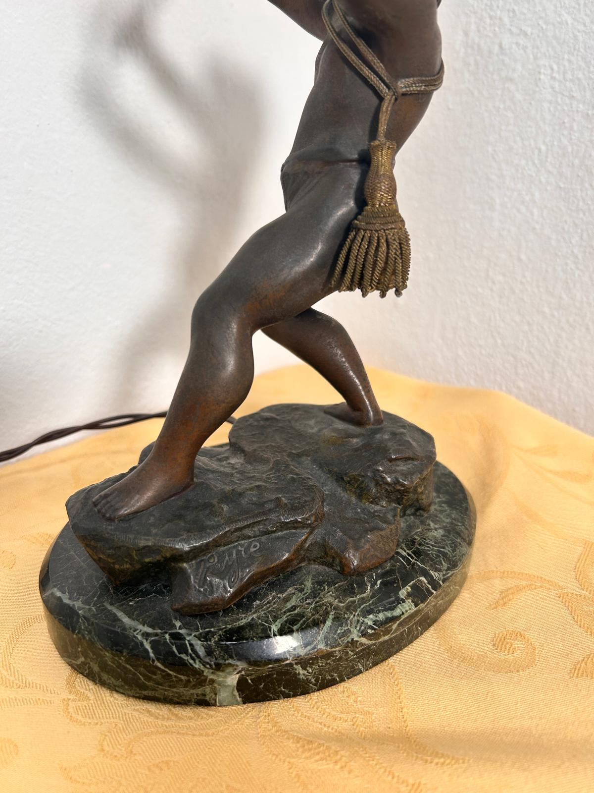 Lampada scultura in bronzo firmata. Epoca liberty. Inizio '900