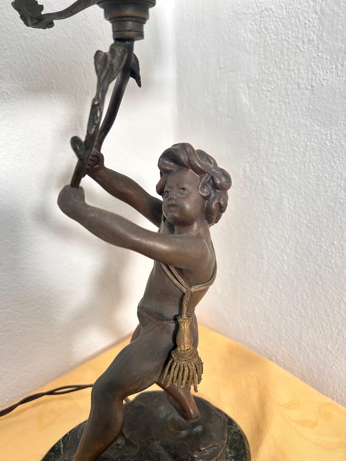 Lampada scultura in bronzo firmata. Epoca liberty. Inizio '900