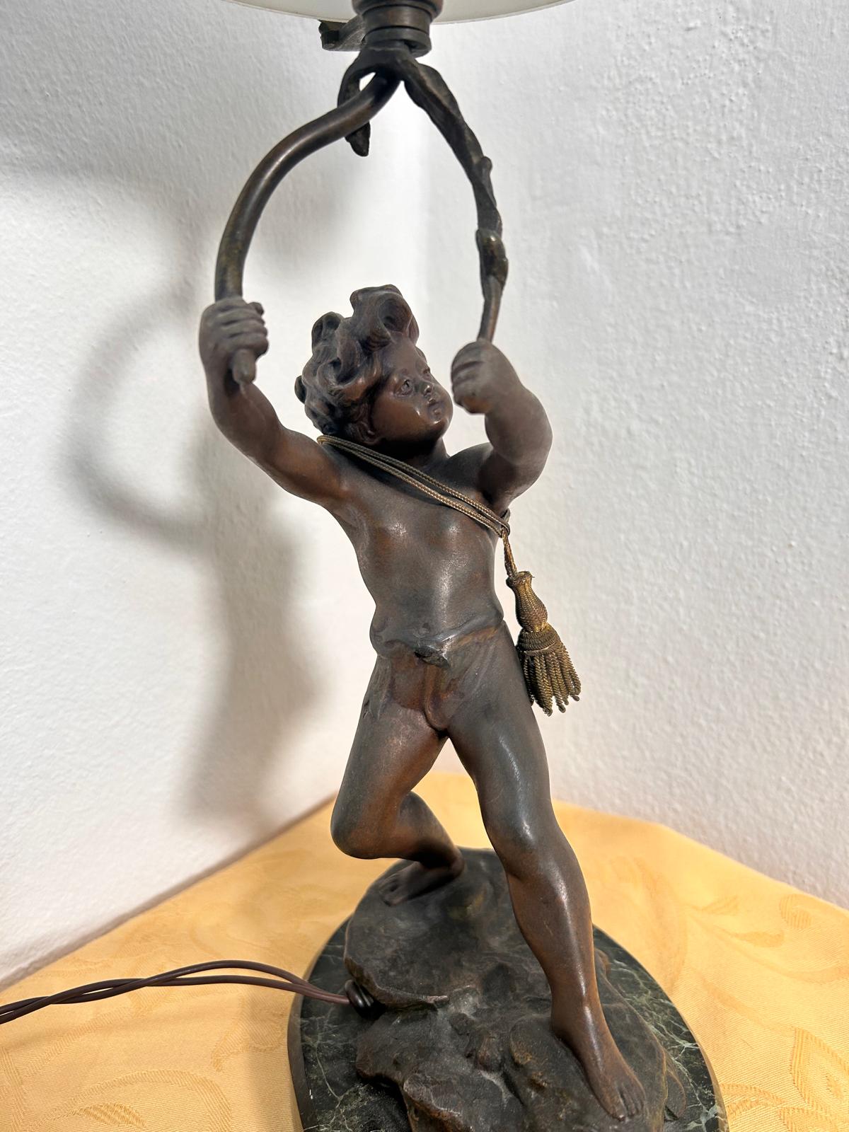 Lampada scultura in bronzo firmata. Epoca liberty. Inizio '900