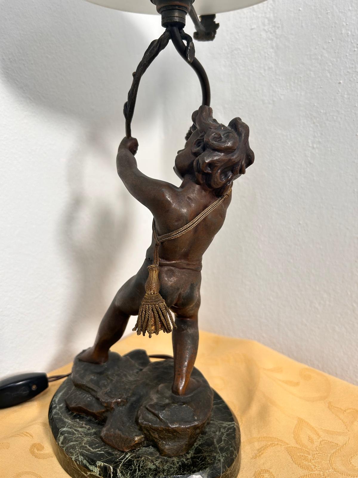 Lampada scultura in bronzo firmata. Epoca liberty. Inizio '900