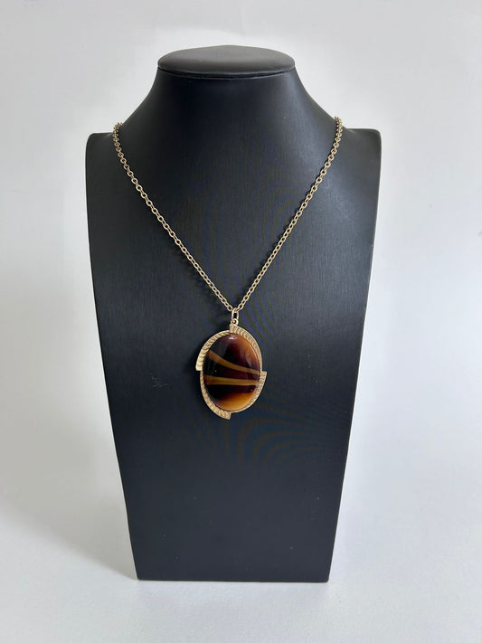 Collana con ciondolo piatto Sarah Coventry. Vintage Bijoux 1970