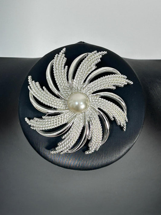 Spilla floreale e perla firmata Sarah Coventry. Bijoux Vintage 1960